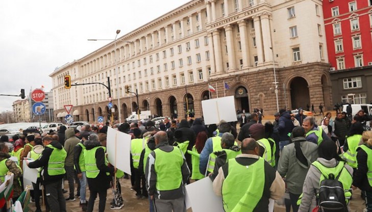 Земеделски производители искат оставката на министъра на земеделието Кирил Вътев Земеделски производители искат оставката на министъра на земеделието Кирил Вътев