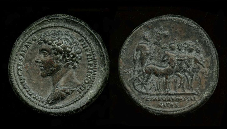 Една от находките край село Нова Върбовка е рядък и много ценен бронзов медальон с изображение на римския император