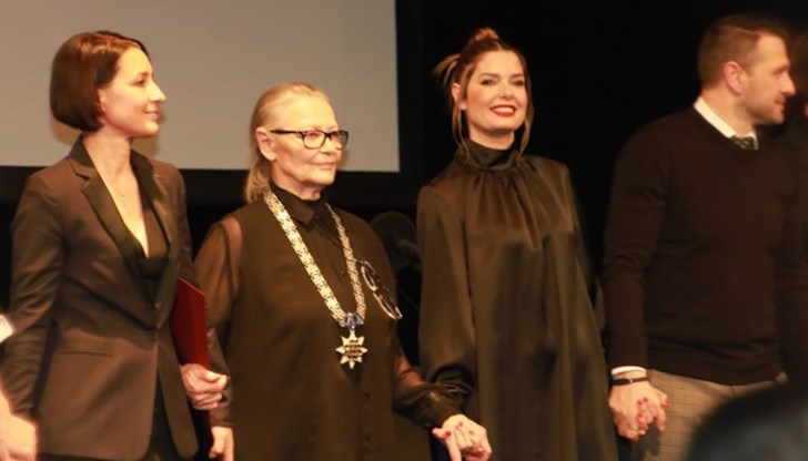 Тя го получи от министъра на културата Кръстю Кръстев в края на спектакъла „Честит рожден ден, Цветана“ в Младежкия театър „Николай Бинев“