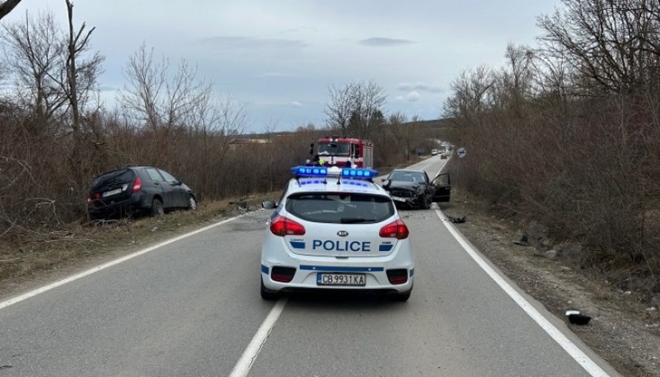 Две коли са се ударили челно, има ранени хора