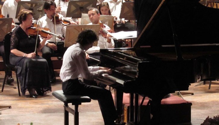 Николай Димитров е единственият пианист тази година в оркестъра, в който свирят над 140 млади музиканти