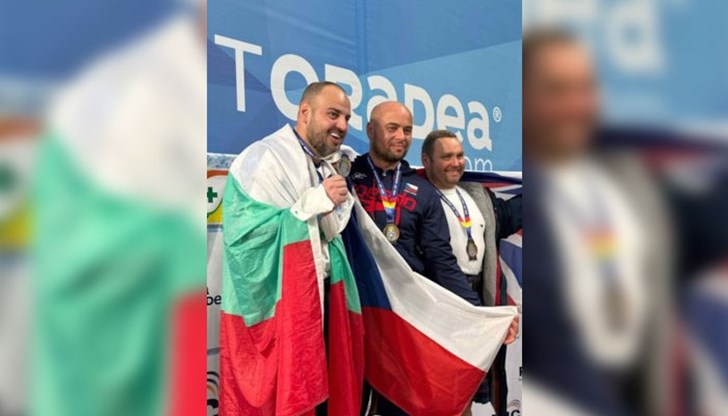 Бившият спортен министър продължава да бъде сред най-добрите плувци на Стария континент