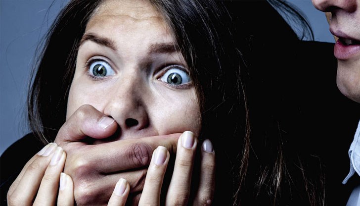 21-годишната жена и двамата обвинени са се запознали чрез техни приятели на 19 февруари