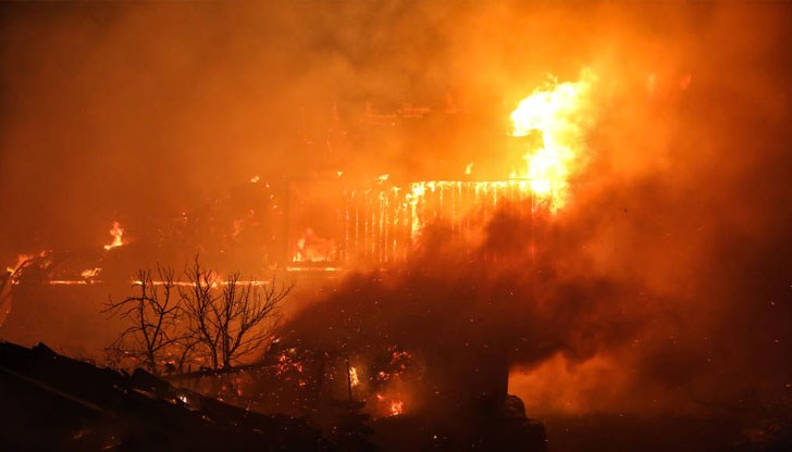 И към този час продължава работата по гасенето