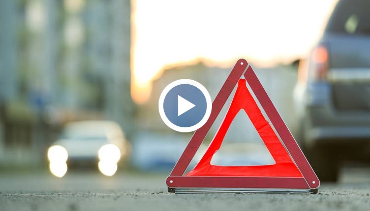 Улична дупка в Неапол погълна две коли