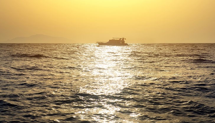 Плавателният съд, който беше тежко засегнат от ракетен удар, се пълни с вода