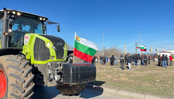 Блокадата на граничния пункт доведе до километрични опашки от автомобили от двете страни на границата Блокадата на граничния пункт доведе до километрични опашки от автомобили от двете страни на границата