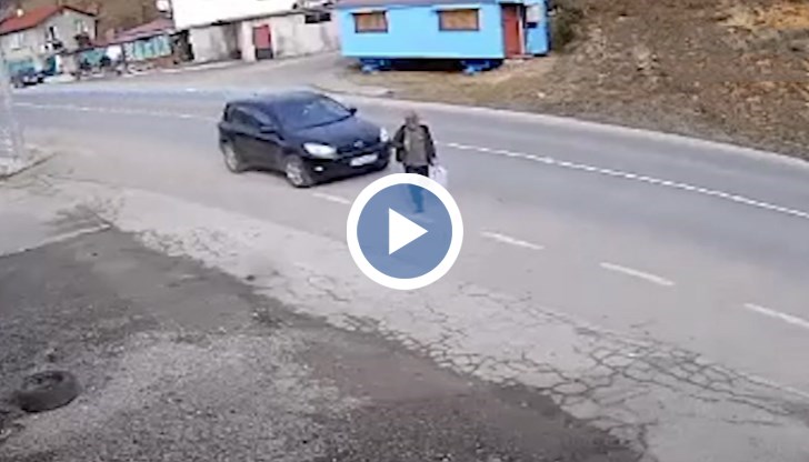 На видеото се вижда как 57-годишният мъж се е запътил към магазин в селото