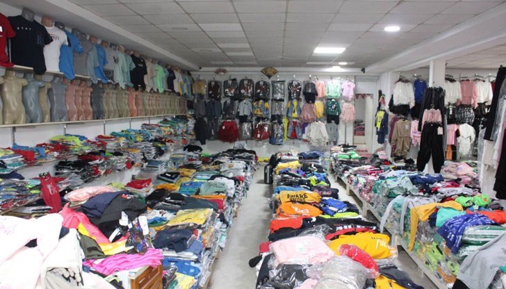 В магазина на виетнамец в столичен търговски център униформените са открили 2585 артикула детски спортни стоки
