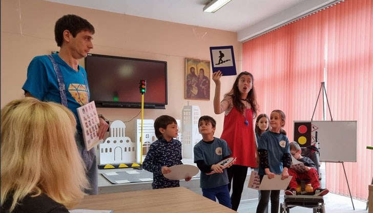 С помощта на забавни въпроси учениците научават основните правила за движение по пътищата като пешеходци и велосипедисти