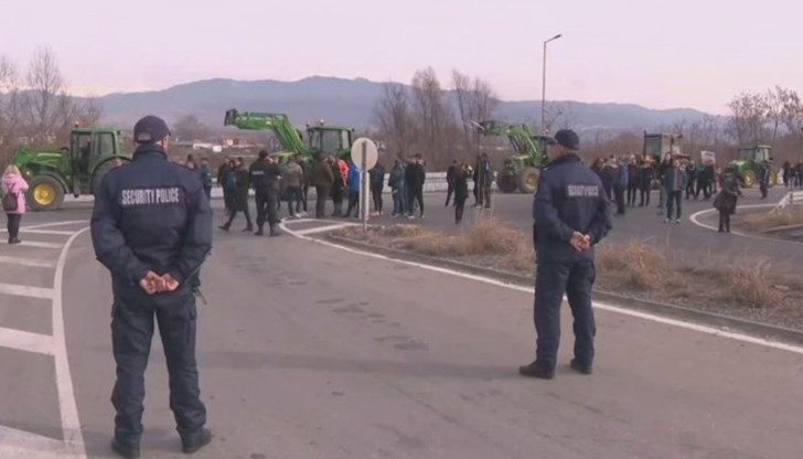 Фермерите се заканват да продължат с протестите и утре, когато планират да блокират движението по Кресненското дефиле
