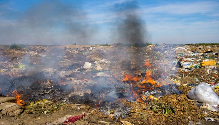 Ветовските огнеборци са преборили пламъците заедно със служители и техника от Общината