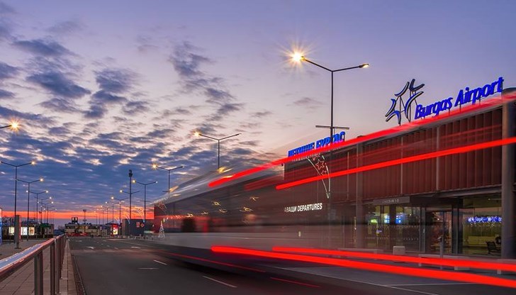 Затварянето на летището е поради поддръжка за подобряване на безопасността на настилката на пистата Затварянето на летището е поради поддръжка за подобряване на безопасността на настилката на пистата