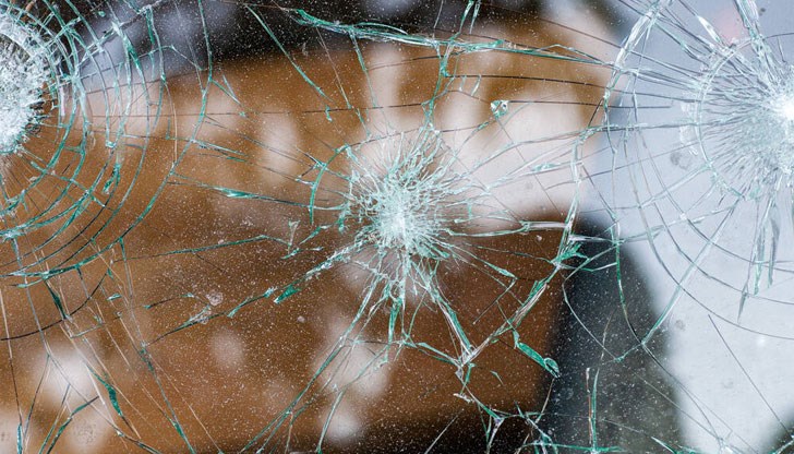 Сблъскали са се кола, автовлекач и товарен автомобил