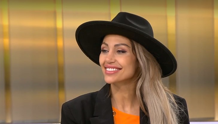 По време на изпълнението гледам към Хилда Казасян, защото тя ме успокоява, а след това гледам към Фънки По време на изпълнението гледам към Хилда Казасян, защото тя ме успокоява, а след това гледам към Фънки