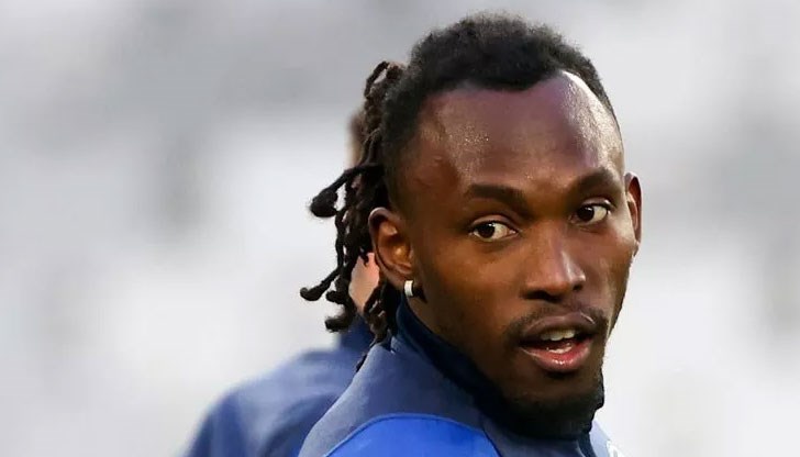 Алберт Елис е с травма на главата, получена по време на мач