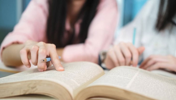 Досега такива получаваха само учениците от I до VII клас