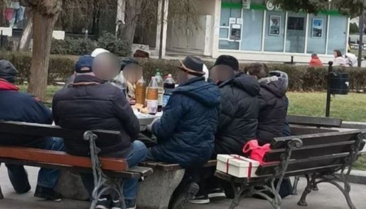 Група празнуващи 14 февруари се събраха на масата за шах