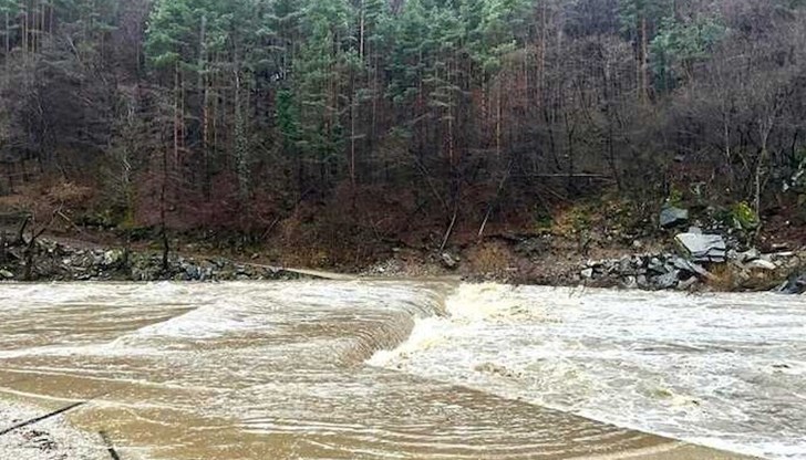 Валежи от дъжд заляха моста над река Арда