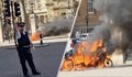 Триколка избухна в пламъци пред Бъкингамския дворец