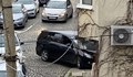 Автомобил се вряза в сграда в София