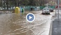 Авария на ВиК превърна улица "Рига" в река