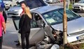 Кола катастрофира до оживена спирка в София