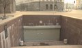 Отлепени мазилки и плочи на подлез в центъра в София