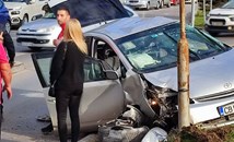 Кола катастрофира до оживена спирка в София
