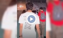 Мъж посети концерт на Ед Шийрън с тениска с интересен QR код