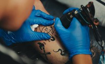 Учени: Мастилата за татуировки съдържат химикали, които увреждат органи