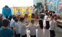Възпитаници на Музикалното училище запознаха деца от ДГ „Слънце“ с музикалните инструменти