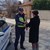Полицаи подаряваха цветя на изрядни шофьорки в Радомир