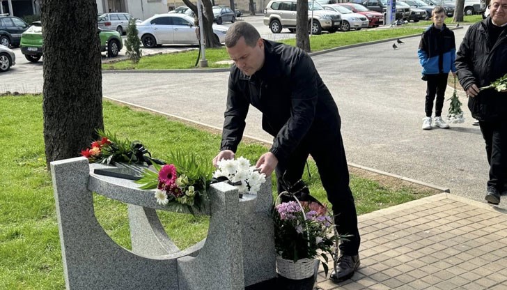 Кметът на Русе участва във възпоменателна церемония във връзка с 81-ата годишнина от спасяването на българските евреи Кметът на Русе участва във възпоменателна церемония във връзка с 81-ата годишнина от спасяването на българските евреи