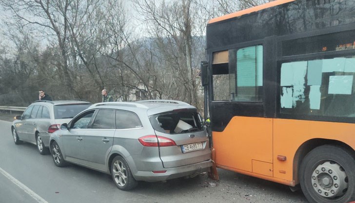 Тежките пътни инциденти са 14, като три са станали в София