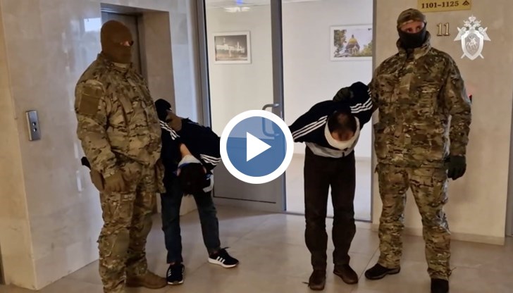 Те влязоха в съдебната зала с превръзки на очите