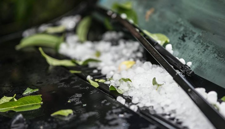 Ледени топчета паднаха в населени места в областта