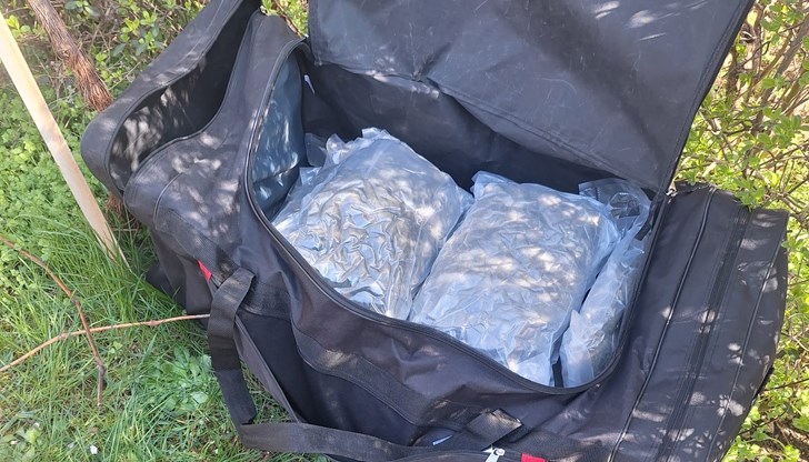 В момент на сделка са задържани двама мъже, малко по-късно е арестуван и техният клиент – турски гражданин