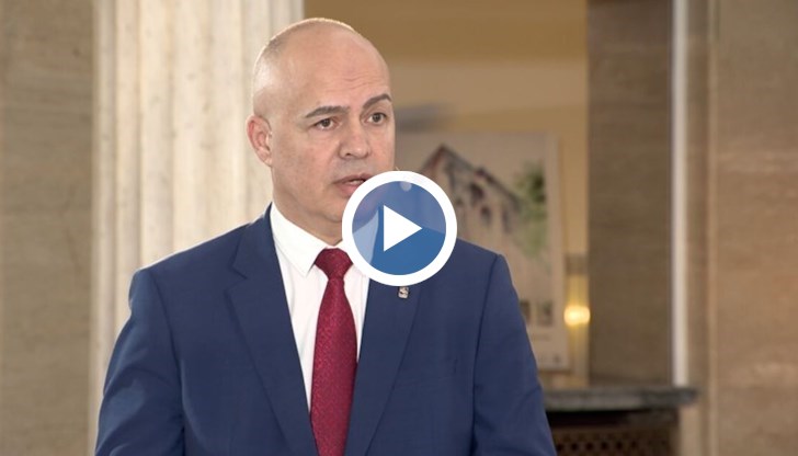 Борисов трябва да се извини първо на Мария Габриел, защото я употреби