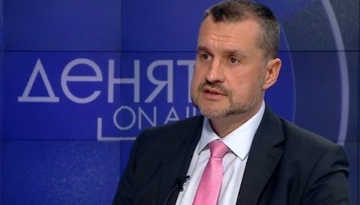 По думите му общинският съветник в цяла Европа не е професия, "а в СОС искат за два дни да взимат основна заплата 5 700 лв" По думите му общинският съветник в цяла Европа не е професия, "а в СОС искат за два дни да взимат основна заплата 5 700 лв"