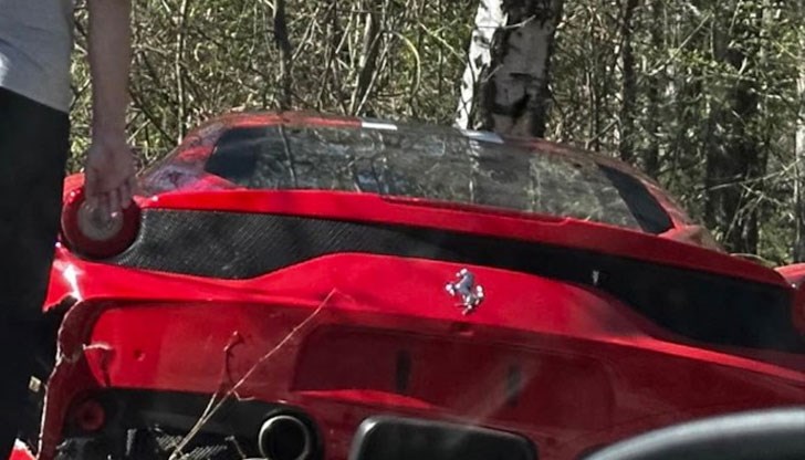 Колата се е забила в крайпътни дървета и храсти