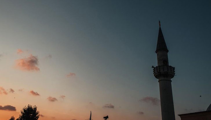 По време на постите всяка вечер се организират благотворителни вечери "ифтар" за бедните