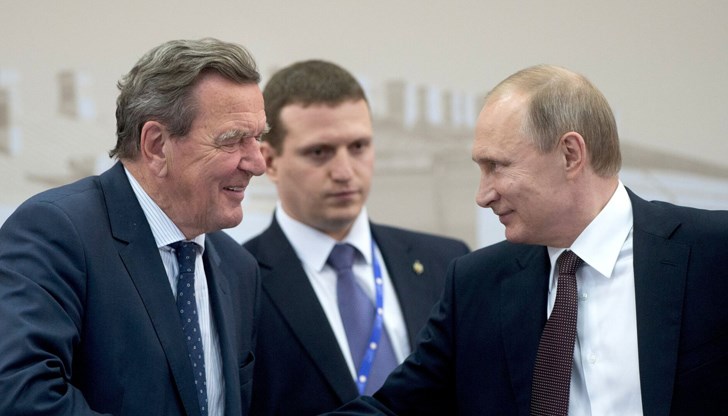 Шрьодер е приятел с Путин още от времето, когато е канцлер от 1998 г. до 2005 година