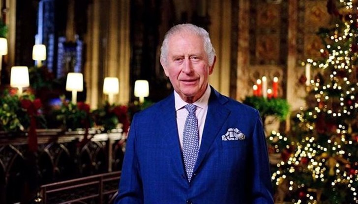 В социалните мрежи вчера се появиха снимки на крал Чарлз в церемониална военна униформа с надпис "Британският крал Чарлз III почина