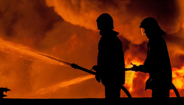 Огнената стихия се е разразила през нощта