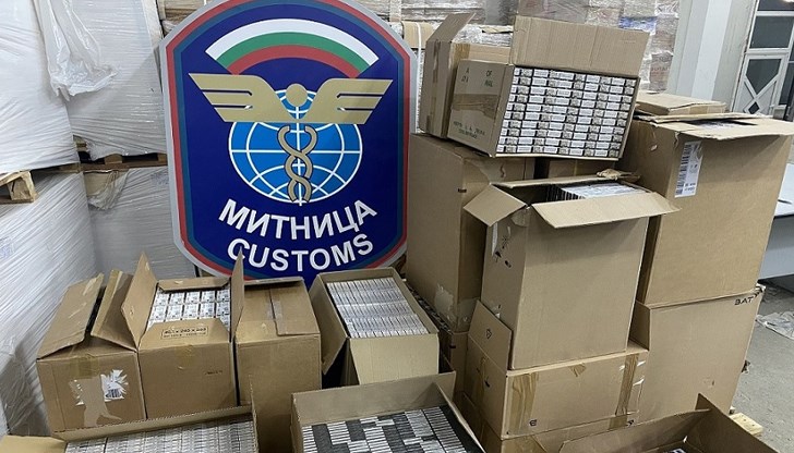 Цигарите били скрити сред текстилни изделия в товара на камион Цигарите били скрити сред текстилни изделия в товара на камион