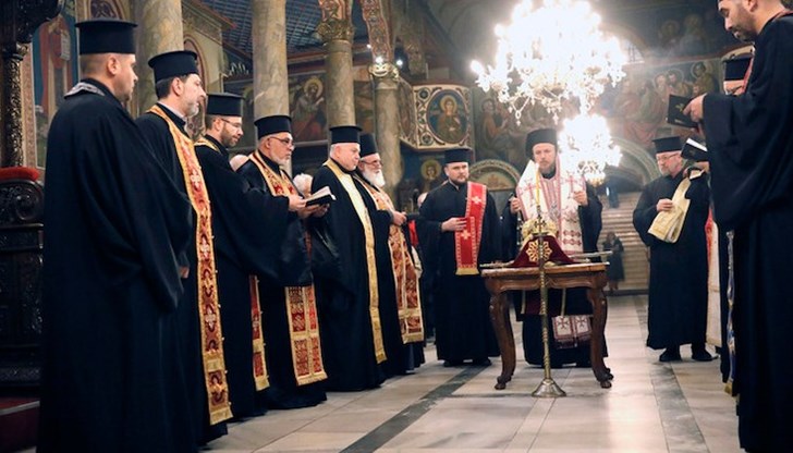 За добрината на патриарх Неофит със сълзи на очи се сещат и миряните