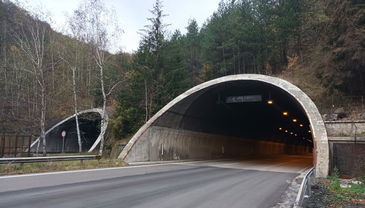 Движението в тунел „Топли дол" се осъществява в едната лента