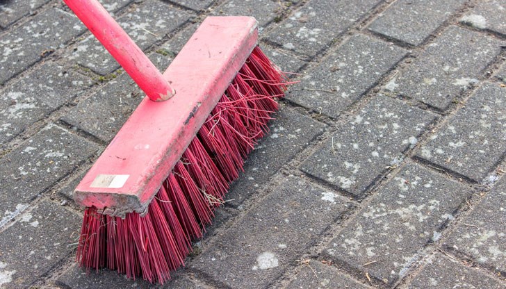 Мъжът дърпал дрехите на уличните чистачи, псувал, замерял ги с метли и лопати