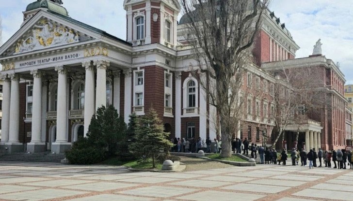 Гледката на хора, чакащи на опашка, но не за храна, а за култура е нещо, което все по-рядко срещаме